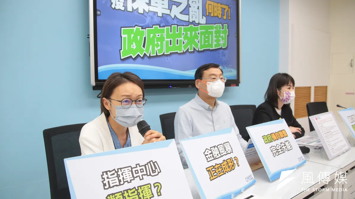 國民黨立委吳怡玎(左起)、總召曾銘宗、立委謝衣鳳14日召開「防疫保單之亂何時了?政府出來面對!」記者會。(顏麟宇攝)