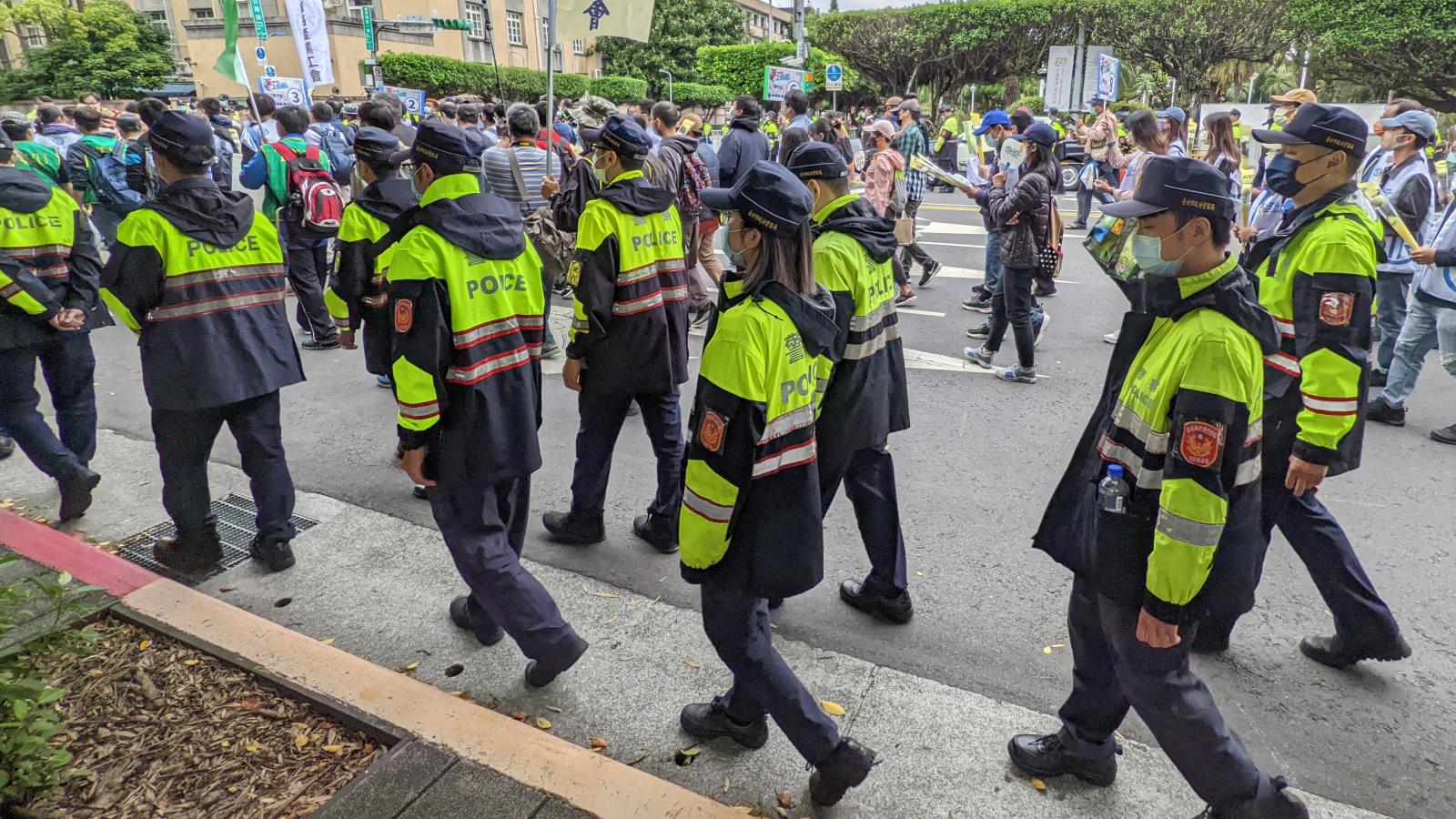 警察退休金破7萬有變數?所得替代率上限8成修法卡在哪 退警協會轟政院搞混2件事