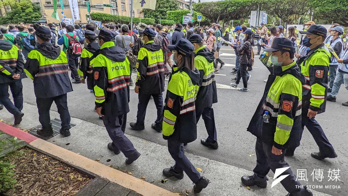 台北市のある議員事務所の主任が違反切符を切られた後、1ヶ月で市警局に10件もの資料請求を行い、現場の警察官から悲鳴が上がっている。挿絵で、実際のニュース事件とは関係ない。(写真/顔麟宇撮影) 台北市のある議員事務所の主任が違反切符を切られた後、1ヶ月で市警局に10件もの資料請求を行い、現場の警察官から悲鳴が上がっている。挿絵で、実際のニュース事件とは関係ない。(写真/顔麟宇撮影)