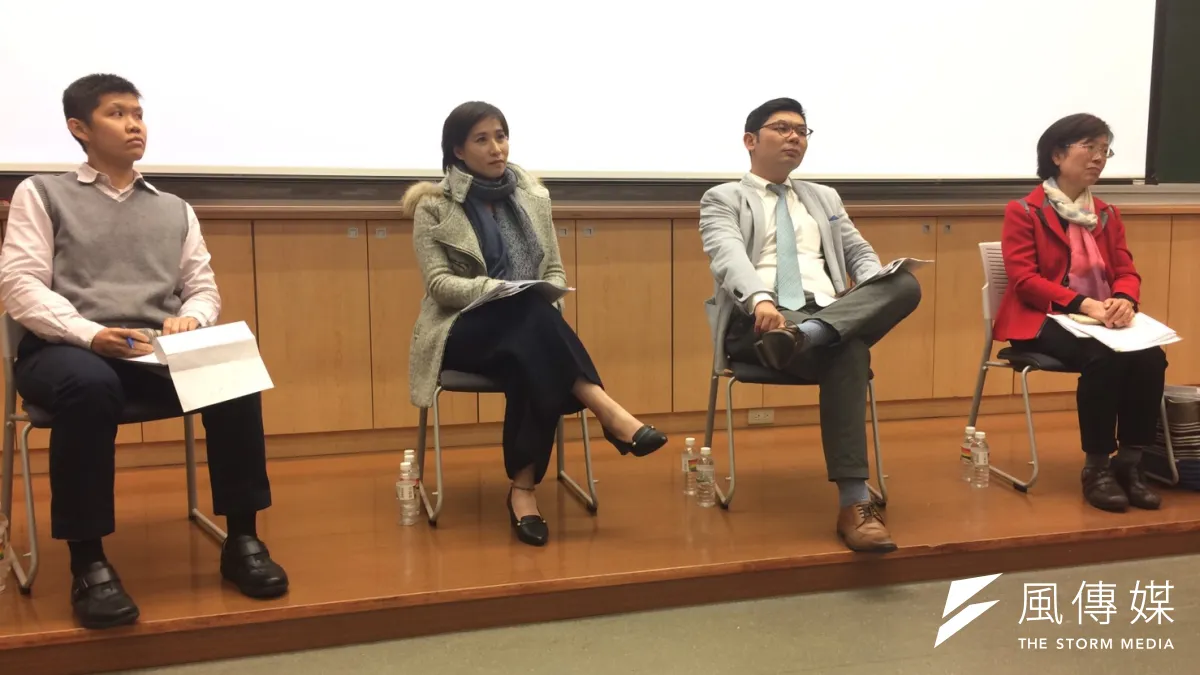 台灣伴侶權益推動聯盟、台灣同志諮詢熱線協會、台灣大學學生會性別工作坊與學生促進婚姻平權聯盟3日在台大舉辦「如何實現婚姻平權—立專法可行嗎?」座談會,左起為出席的國民黨立委許淑華辦公室代表王英倩、時代力量立委高潞.以用.巴魕剌、國民黨立委許毓仁、民進黨立委尤美女。(謝珮琪攝)