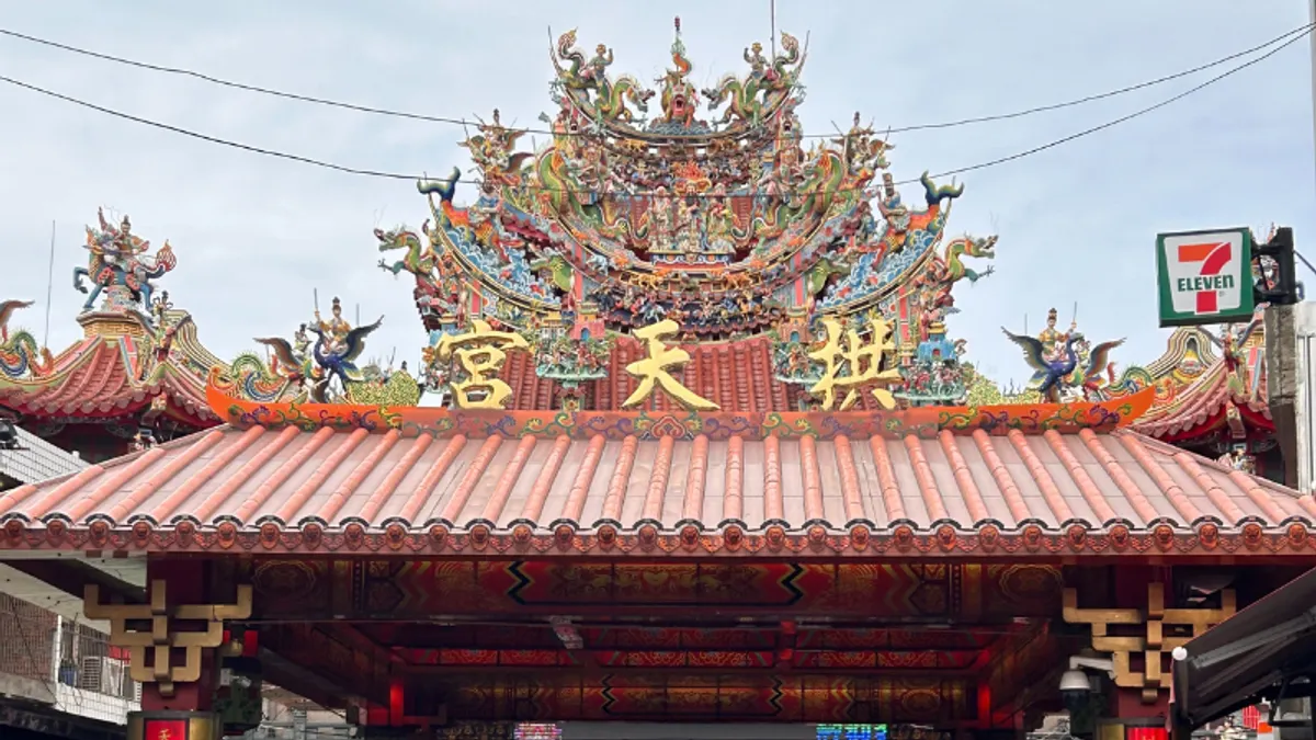 白沙屯拱天宮是苗栗最熱門的宗教景點,2025年1至8月吸引高達322萬4836人次前來朝聖,體驗熱鬧的媽祖遶境與廟宇文化。(資料照/梁溶珈) 白沙屯拱天宮是苗栗最熱門的宗教景點,2025年1至8月吸引高達322萬4836人次前來朝聖,體驗熱鬧的媽祖遶境與廟宇文化。(資料照/梁溶珈)