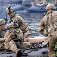 2024年7月22日、アイオワ州の陸軍州兵がミネソタ州キャンプ・リプリーで「Zodiac」海兵隊と「Pool F470」戦闘ゴムボート(CRRC)演習を行う。(写真/米陸軍インスタグラム提供:@usarmy) 2024年7月22日、アイオワ州の陸軍州兵がミネソタ州キャンプ・リプリーで「Zodiac」海兵隊と「Pool F470」戦闘ゴムボート(CRRC)演習を行う。(写真/米陸軍インスタグラム提供:@usarmy)