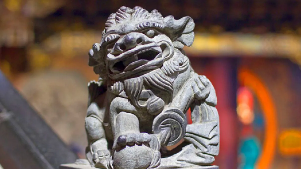 走進台灣寺廟,經常可以看到大門兩側蹲著一對石獅,模樣看起來十分相近,但仔細觀察會發現,牠們其實通常是一公一母。(圖/取自北港天后宮)