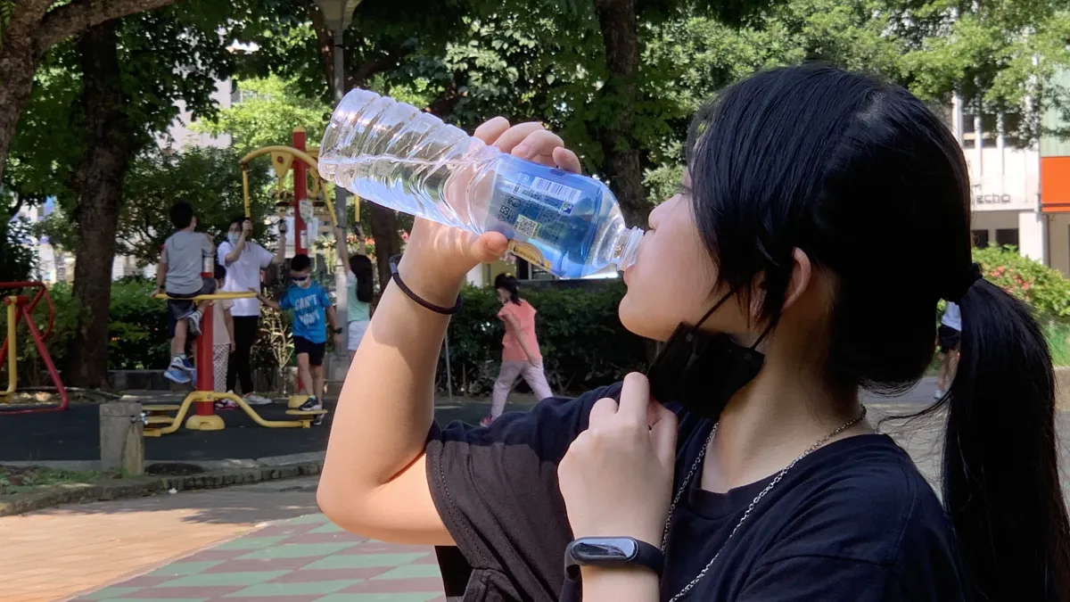 中暑有許多症狀,醫生建議先了解是陽暑或陰暑,儘快到陰涼處補水,及擦藥膏舒緩。(圖/業者提供)