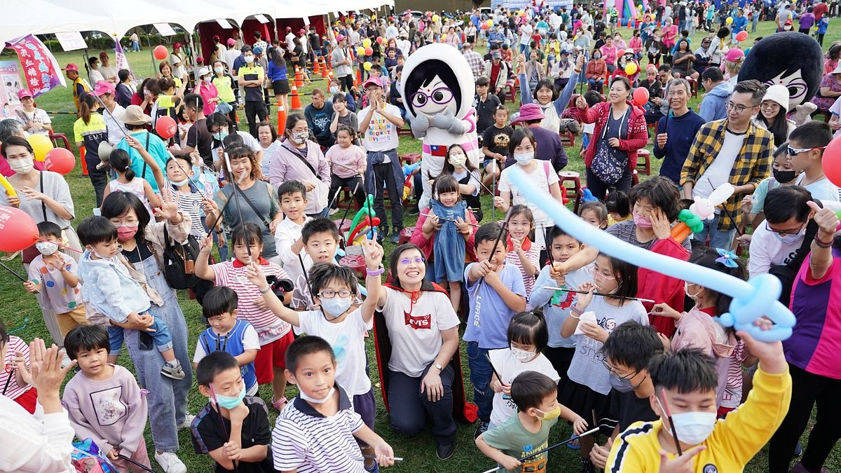 徐欣瑩「AI科學趴」受到竹縣小朋友歡迎。(圖/徐欣瑩競選總部提供) 徐欣瑩「AI科學趴」受到竹縣小朋友歡迎。(圖/徐欣瑩競選總部提供)