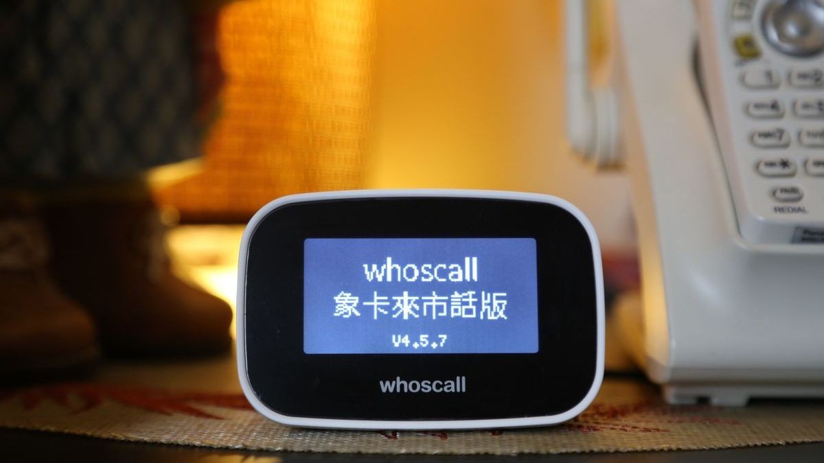 Whoscall 跨足硬體,首推「象卡來市話版」,可即時辨識可疑電話,僅需三分鐘安裝時間,讓子女輕鬆替家中長輩買一份安心。(圖/James Huang攝,數位時代提供) Whoscall 跨足硬體,首推「象卡來市話版」,可即時辨識可疑電話,僅需三分鐘安裝時間,讓子女輕鬆替家中長輩買一份安心。(圖/James Huang攝,數位時代提供)