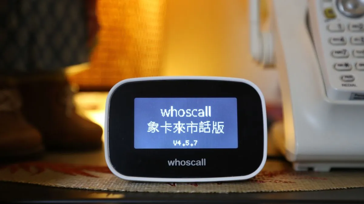 Whoscall 跨足硬體,首推「象卡來市話版」,可即時辨識可疑電話,僅需三分鐘安裝時間,讓子女輕鬆替家中長輩買一份安心。(圖/James Huang攝,數位時代提供)