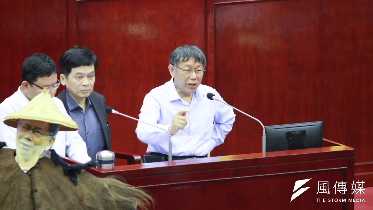 台北市長柯文哲(見圖)12日赴台北市議會接受市政總質詢,民進黨台北市議員王世堅在議場內放了一尊稻草人。(方炳超攝)