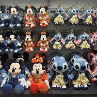 ディズニーストアは、オンラインストアの世界観を体験できる全国9都市の巡回ツアーと、羽田空港などでの長期ポップアップを順次開催する。(© Disney © Disney/Pixar © Disney. Based on the “Winnie the Pooh” works by A.A. Milne and E.H. Shepard.) ディズニーストアは、オンラインストアの世界観を体験できる全国9都市の巡回ツアーと、羽田空港などでの長期ポップアップを順次開催する。(© Disney © Disney/Pixar © Disney. Based on the “Winnie the Pooh” works by A.A. Milne and E.H. Shepard.)