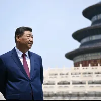5月14日、北京の天壇の前に立つ習近平/中国国家主席。(AP通信) 5月14日、北京の天壇の前に立つ習近平/中国国家主席。(AP通信)
