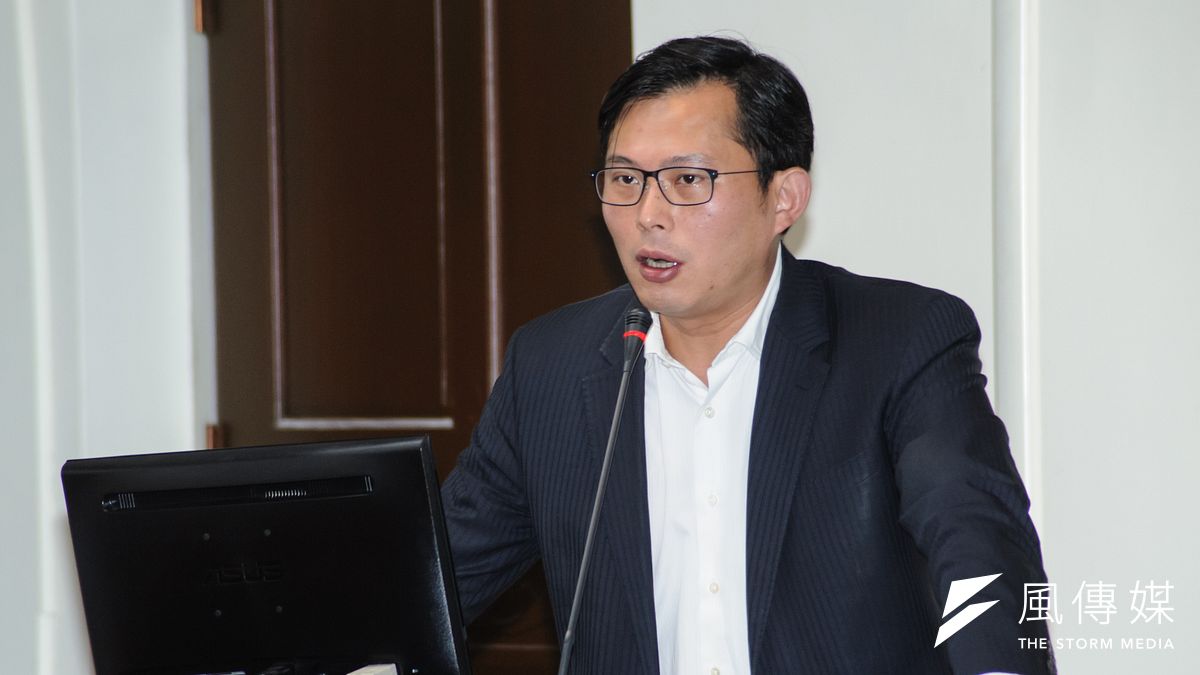 立法院經濟委員會,立委黃國昌質詢指出,國內大腸癌用藥已遭壟斷,更點名國內有3家藥廠報價,但實際上卻只有「台灣東洋製藥」一間再販售。(甘岱民攝) 立法院經濟委員會,立委黃國昌質詢指出,國內大腸癌用藥已遭壟斷,更點名國內有3家藥廠報價,但實際上卻只有「台灣東洋製藥」一間再販售。(甘岱民攝)