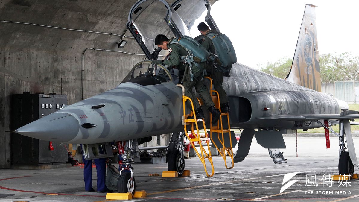 作為空軍戰機飛官養成的重要環節,F-5型機能助學官掌握空戰技巧並累積射擊空用武器經驗,這在勇鷹高教機尚未達到一定數量之際,恐難全面汰除。圖為F-5F(雙座)戰機。(蘇仲泓攝) 作為空軍戰機飛官養成的重要環節,F-5型機能助學官掌握空戰技巧並累積射擊空用武器經驗,這在勇鷹高教機尚未達到一定數量之際,恐難全面汰除。圖為F-5F(雙座)戰機。(蘇仲泓攝)
