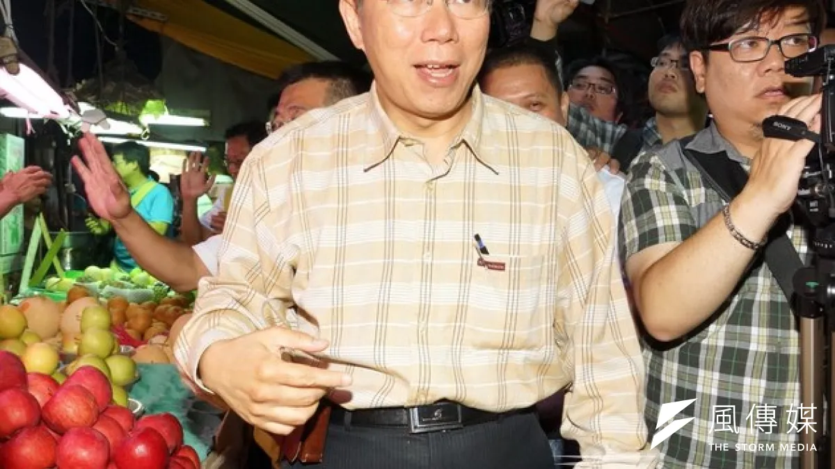 台北市長參選人柯文哲31日下午到城中市場掃街。(蘇仲泓攝)