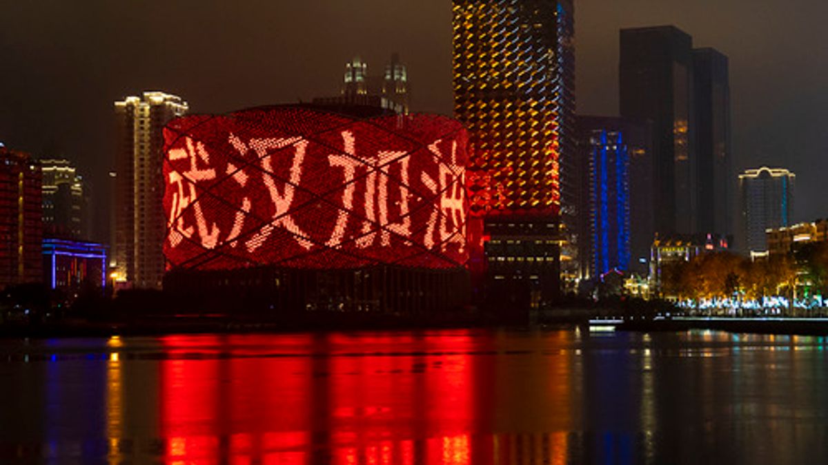 2020年1月24日是除夕,湖北省武漢市漢秀劇場的外牆打出「武漢加油」字樣。(新華社) 2020年1月24日是除夕,湖北省武漢市漢秀劇場的外牆打出「武漢加油」字樣。(新華社)