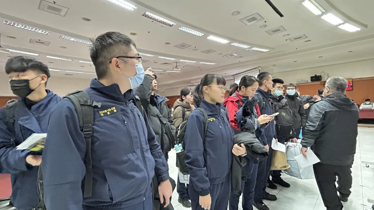 新生填選志願完畢,等待返回分局。(圖/新北市警察局提供)