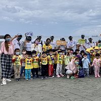 港務公司舉辦「攜手淨西灣 藝術駐幼園」淨灘活動,現場有幼兒園老師、幼童及同仁一起以實際行動守護海洋。(圖/港務公司提供) 港務公司舉辦「攜手淨西灣 藝術駐幼園」淨灘活動,現場有幼兒園老師、幼童及同仁一起以實際行動守護海洋。(圖/港務公司提供)