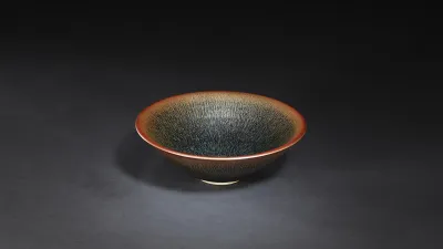 郭明慶老師燒出許多未曾見之釉色晶紋,圖為《金彩兔毫天目》。(圖/主辦單位提供)