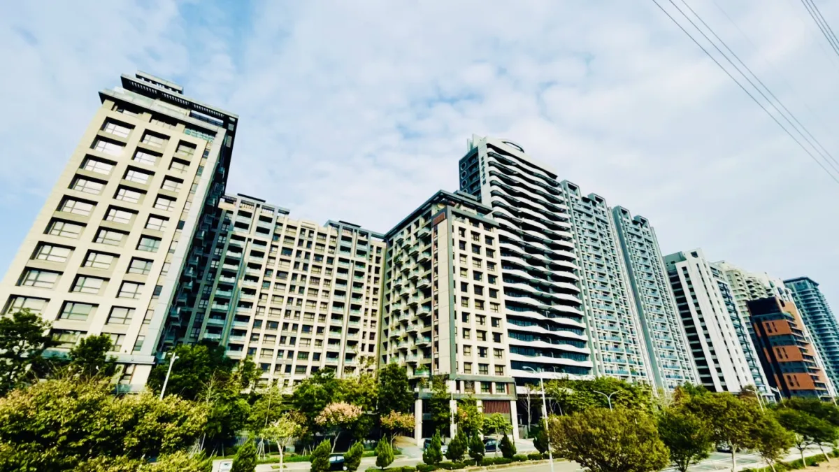 竹北興隆路水岸第一排,22戶轉手獲利,最高達1627萬元。(台灣房屋提供)