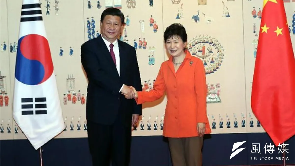 中韓簽訂FTA,台灣就快失去出口競爭優勢。圖為中國國家主席習近平(左)與韓國總統朴槿惠(右)。(美聯社)