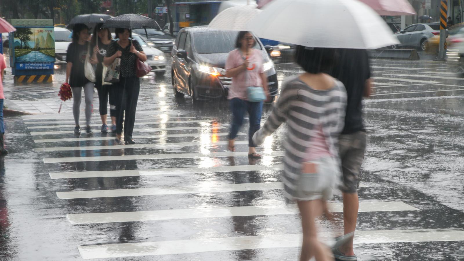 薔琵颱風動態最新》暴風圈清晨觸陸,風雨何時最劇烈?專家揭特殊現象示警:恐拖很久