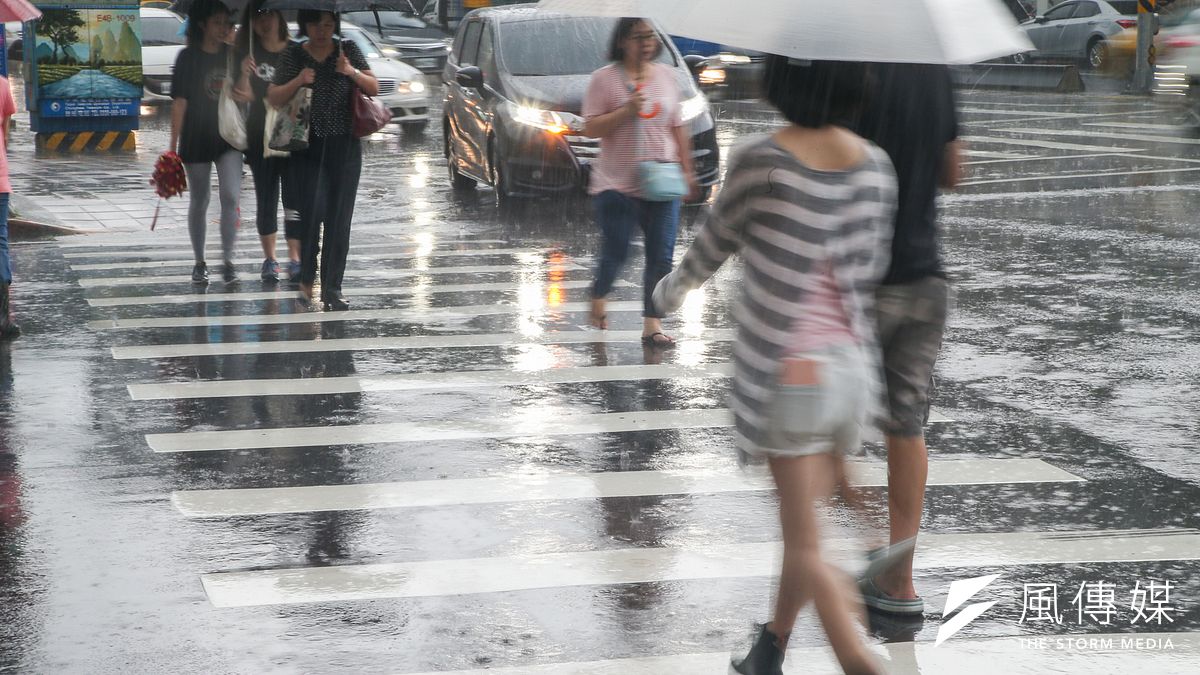 氣象署表示,今(25)日中部以北、宜蘭、花蓮及金門馬祖有局部較大雨勢。(資料照/陳明仁攝) 氣象署表示,今(25)日中部以北、宜蘭、花蓮及金門馬祖有局部較大雨勢。(資料照/陳明仁攝)