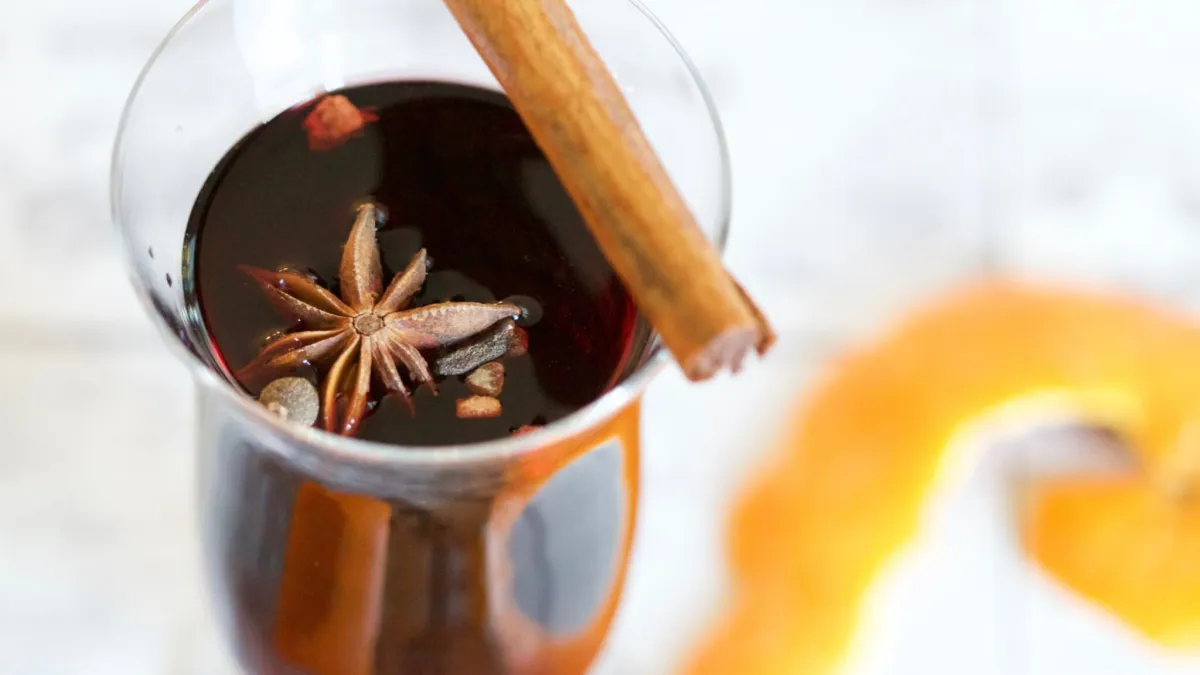 冷冷的冬天,來杯熱紅酒溫暖一下吧!(圖/Unsplash)