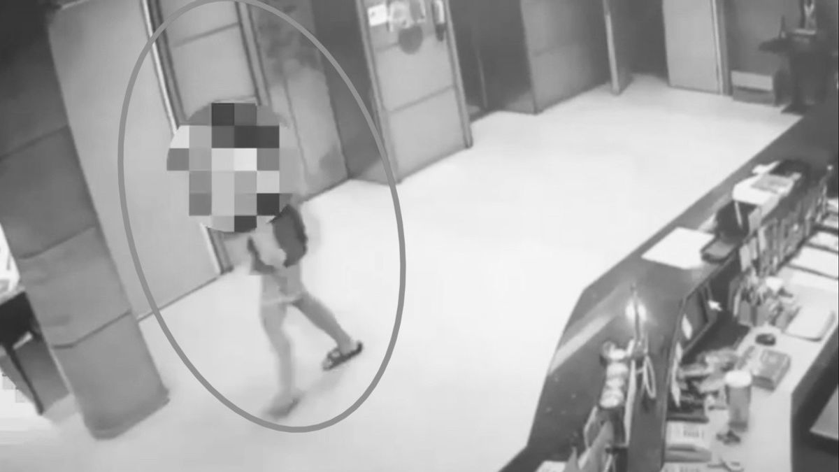 男童母親抱著孩子走出飯店,準備將孩子送醫。(圖/記者李東陞翻攝) 男童母親抱著孩子走出飯店,準備將孩子送醫。(圖/記者李東陞翻攝)