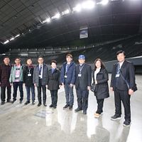 台中市の盧秀燕市長が札幌ドームを視察し、多数の機械設備や用途に応じて調整可能な座席配置に感銘を受けた。(写真/台中市政府) 台中市の盧秀燕市長が札幌ドームを視察し、多数の機械設備や用途に応じて調整可能な座席配置に感銘を受けた。(写真/台中市政府)