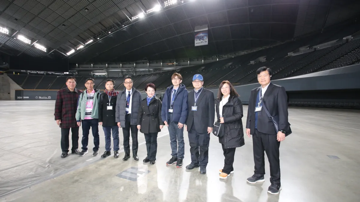 台中市長盧秀燕參訪札幌巨蛋,對於場域大量機械裝置,座位席可隨不同用途而調整,令人讚嘆。(圖/台中市政府)
