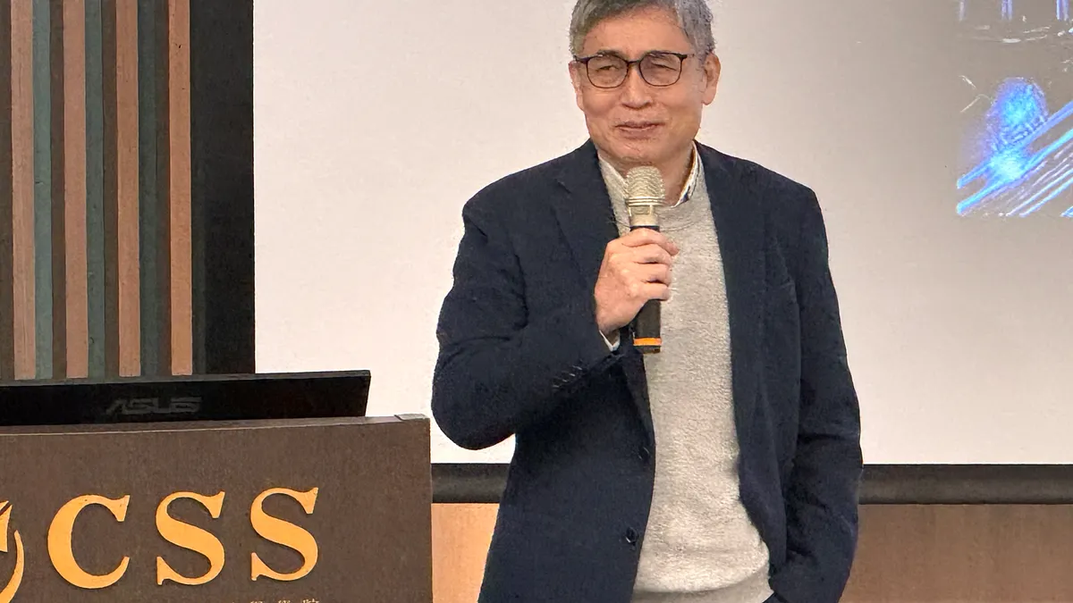 中央研究院社會學所研究員吳介民表示,台積電與半導體業發展越好,台灣就會有人相對更貧窮,這會成為民粹主義與煽動家的溫床。(資料照,許詠晴攝) 中央研究院社會學所研究員吳介民表示,台積電與半導體業發展越好,台灣就會有人相對更貧窮,這會成為民粹主義與煽動家的溫床。(資料照,許詠晴攝)