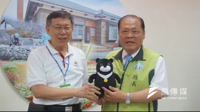台北市長柯文哲(左)8日與澎湖縣長陳光復(右)於晚宴一同飲酒,不過柯本人正在吃素還願世大運順利舉辦,對此柯文哲表示,「其實吃素是個心意」。(資料照,王彥喬攝)