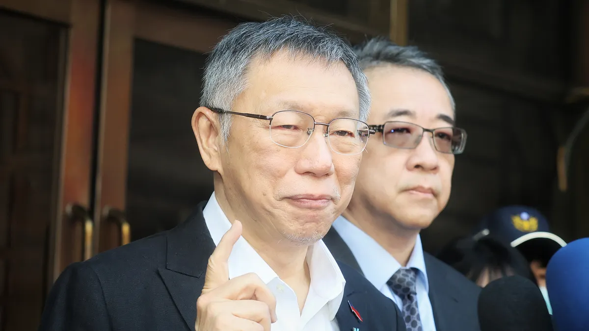 20251211-前台北市長柯文哲涉貪污案11日開庭,圖為柯文哲在開庭在台北地院門前談話。(柯承惠攝) 20251211-前台北市長柯文哲涉貪污案11日開庭,圖為柯文哲在開庭在台北地院門前談話。(柯承惠攝)