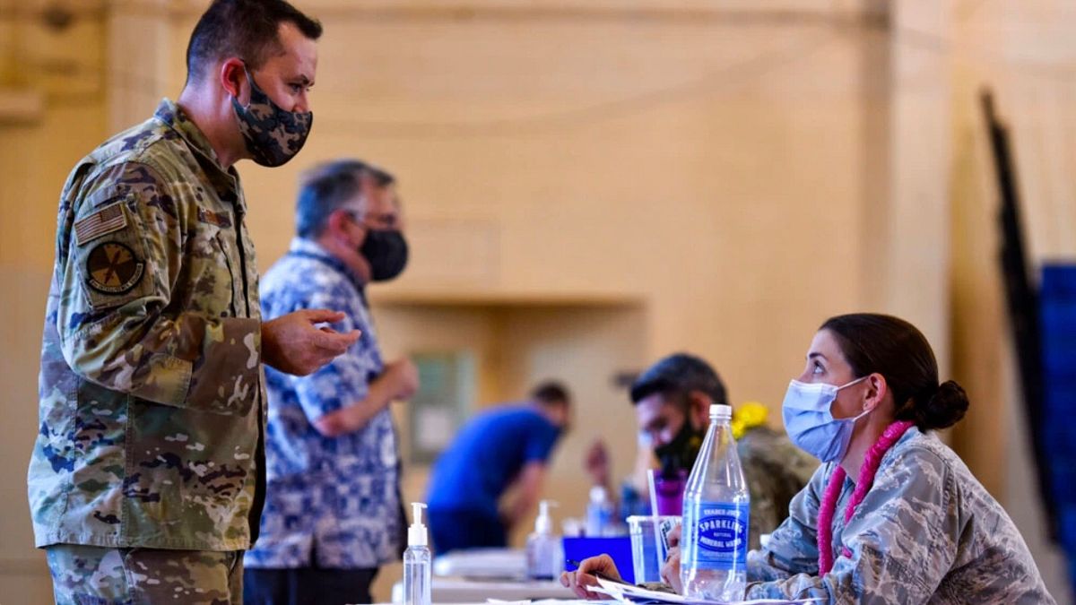 美國國防部提供的照片顯示,第15醫療大隊在夏威夷珍珠港-希卡姆聯合基地承辦大型新冠疫苗接種站。(美聯社) 美國國防部提供的照片顯示,第15醫療大隊在夏威夷珍珠港-希卡姆聯合基地承辦大型新冠疫苗接種站。(美聯社)