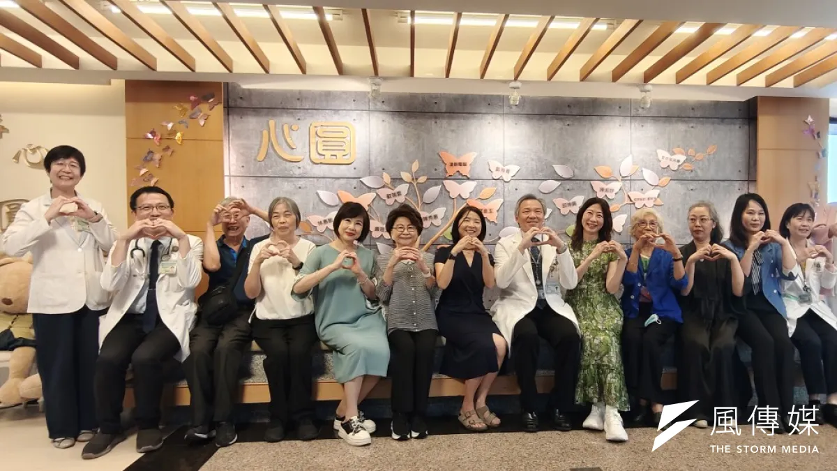 一面愛心牆,記錄生命最後的愛與告別!高醫心圓病房舉辦「葉蝶傳情.生生不息」愛心牆揭幕儀式,向長期支持安寧醫療的善心人士、企業及病人家屬致謝。(圖/徐炳文攝)