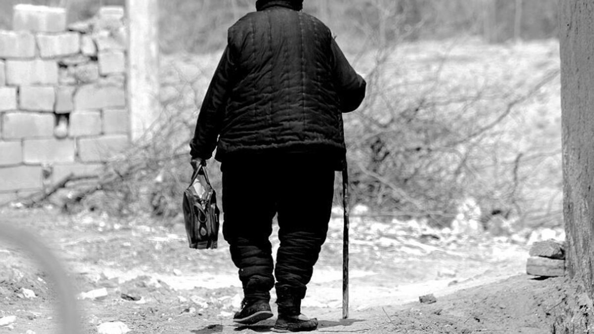 「當年我在地委上班,離家三百公里,回家一次需倒兩趟車。有一天突然接到我媽的電話。電話那頭有氣無力,要我立刻回家。原來她病了,而且病得不輕,都開始交待後事了。」 「當年我在地委上班,離家三百公里,回家一次需倒兩趟車。有一天突然接到我媽的電話。電話那頭有氣無力,要我立刻回家。原來她病了,而且病得不輕,都開始交待後事了。」