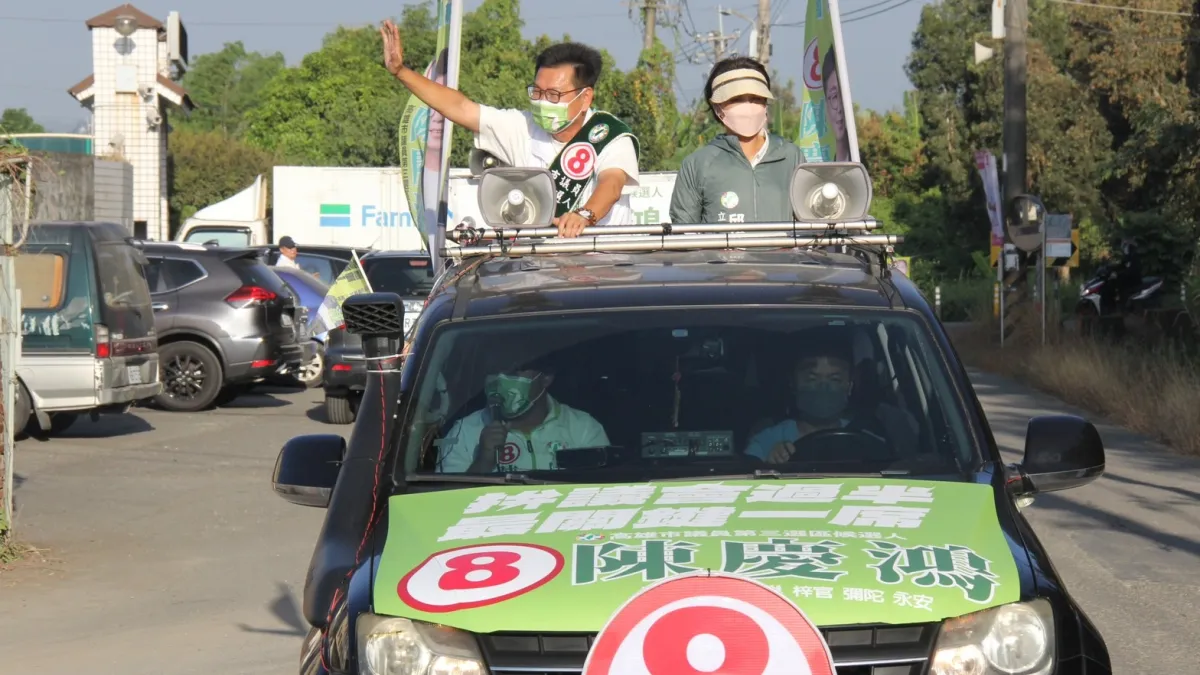 立委邱議瑩陪同第3選區議員候選人陳慶鴻合體進行車隊掃街,收到民眾熱烈歡迎。(圖/陳慶鴻競總提供)
