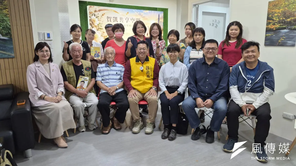 薛兆基公益諮詢服務邀六位各領域專業人士提供諮詢,吸引15位民眾,現場完成20件諮詢,問題從車禍、詐騙、勞資糾紛、保險理賠、退休規劃,到創業及長照醫療輔具等。(圖/徐炳文攝)