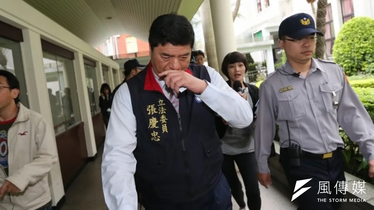 學生代表林飛帆表示,堅持先立法再審查,並針對張慶忠冥頑不靈,企圖再次召開會議的舉動,表達嚴正抗議。(吳逸驊攝)