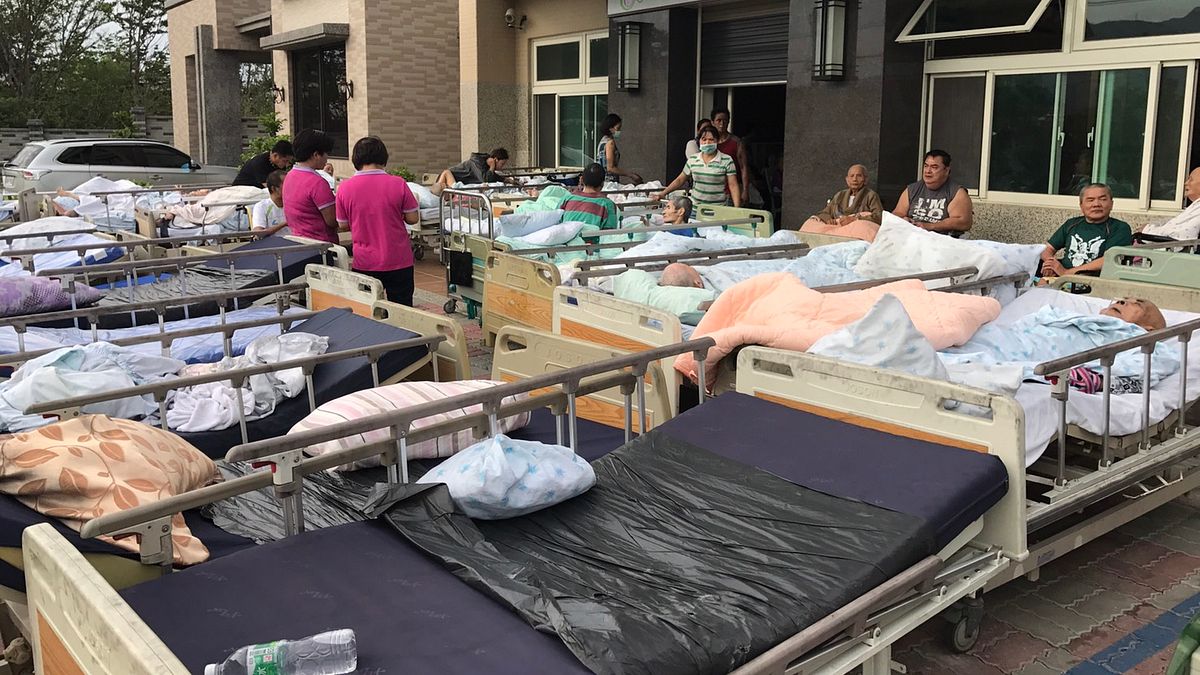 屏東縣恆春鎮南門護理之家於今(19)日清晨5時左右發生火警,檢警研判起火點是位於2樓的208房,也不排除電線走火的可能性。(屏東縣政府提供) 屏東縣恆春鎮南門護理之家於今(19)日清晨5時左右發生火警,檢警研判起火點是位於2樓的208房,也不排除電線走火的可能性。(屏東縣政府提供)