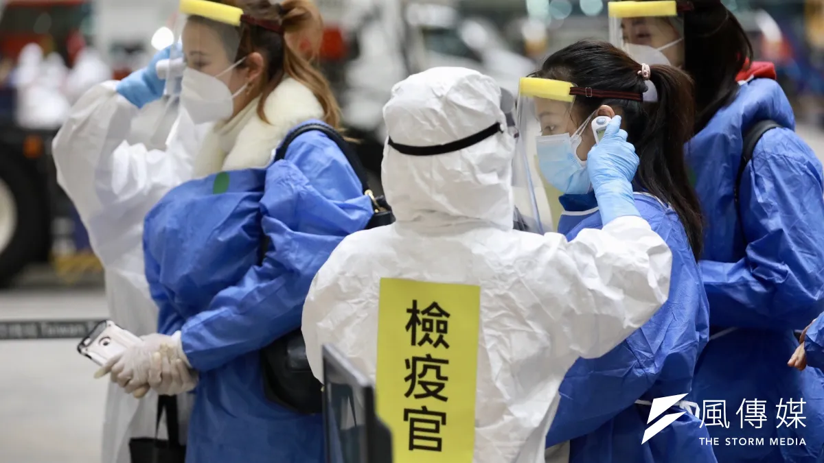 為防疫,中央指揮中心發給檢疫隔離者手機以便監控。圖為第二批武漢台商返台,檢疫人員量測體溫。(中央流行疫情指揮中心提供)