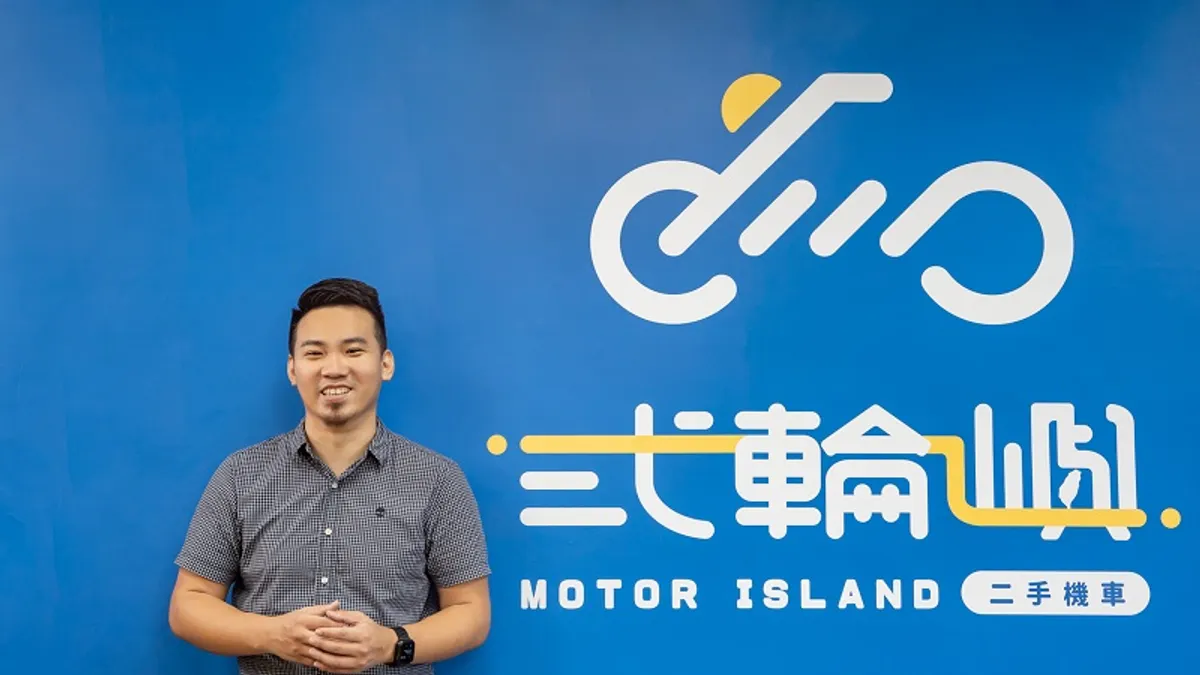 林弘毅24歲創立「貳輪嶼」二手機車交易平台,現已有 13 家門店。(圖片來源:許建村/拍攝)