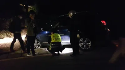 不熟貓空路況車輪入溝 警助駕駛脫險趕上煙火秀