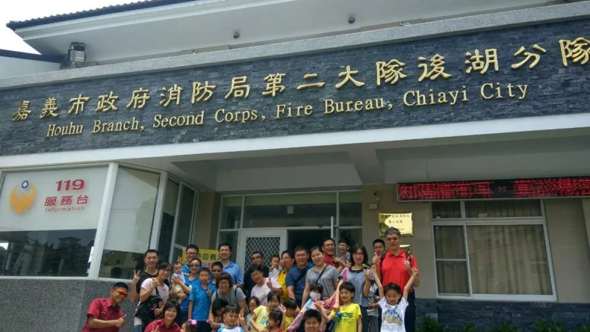母親節女兒溫馨探班 消防媽媽感動落淚