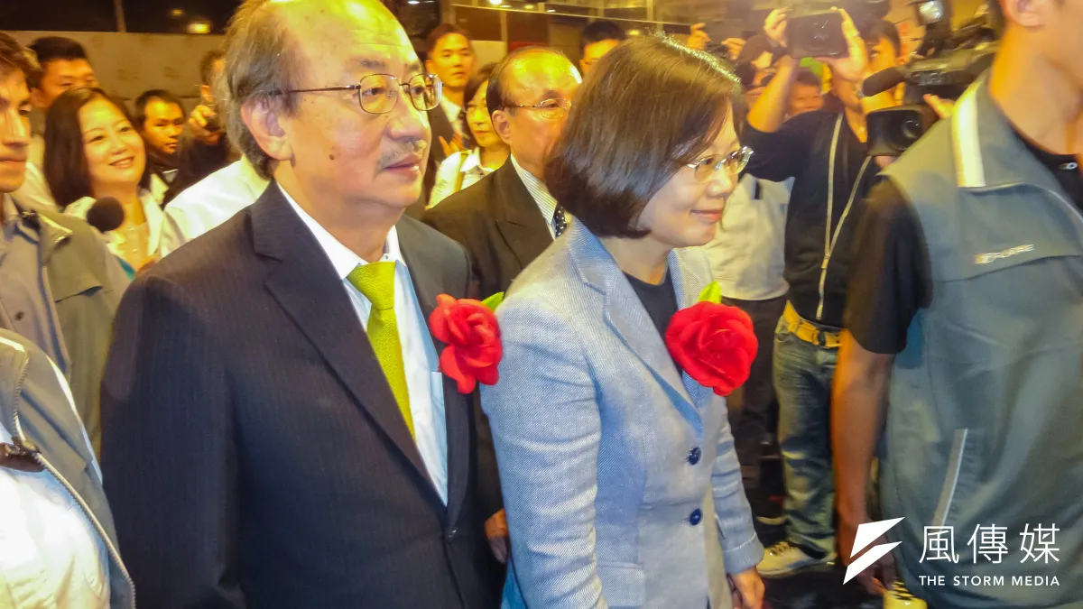 民進黨主席蔡英文(右)明天再度前往新竹,為立院民進黨黨鞭委員柯建銘(左)加持。(資料照,顏麟宇攝)
