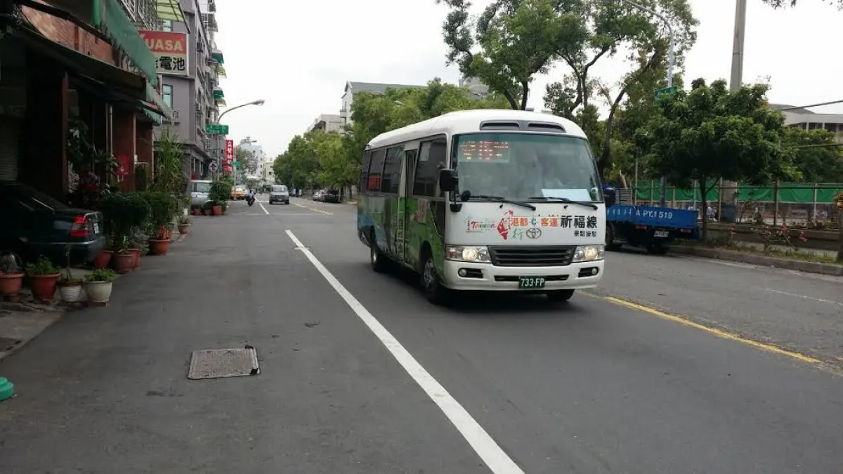 高雄市公車今年起實施里程段次計費措施,上下車刷卡時驗票機即會依搭乘里程判斷收費金額。(圖/高雄市交通局提供)
