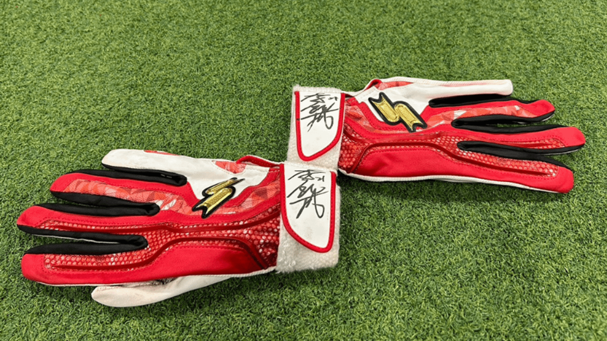 味全龍李凱威說,這次捐出的打擊手套,陪伴他度過許多練習時光,希望這份支持的心意能成為偏鄉少棒隊孩子們持續向前的動力。(圖片提供:頂新和德文教基金會) 味全龍李凱威說,這次捐出的打擊手套,陪伴他度過許多練習時光,希望這份支持的心意能成為偏鄉少棒隊孩子們持續向前的動力。(圖片提供:頂新和德文教基金會)