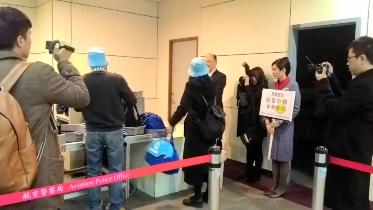 自從民進黨勝選後,就不斷傳出中國將改變陸客來台政策的傳聞。圖為首批中轉陸客。