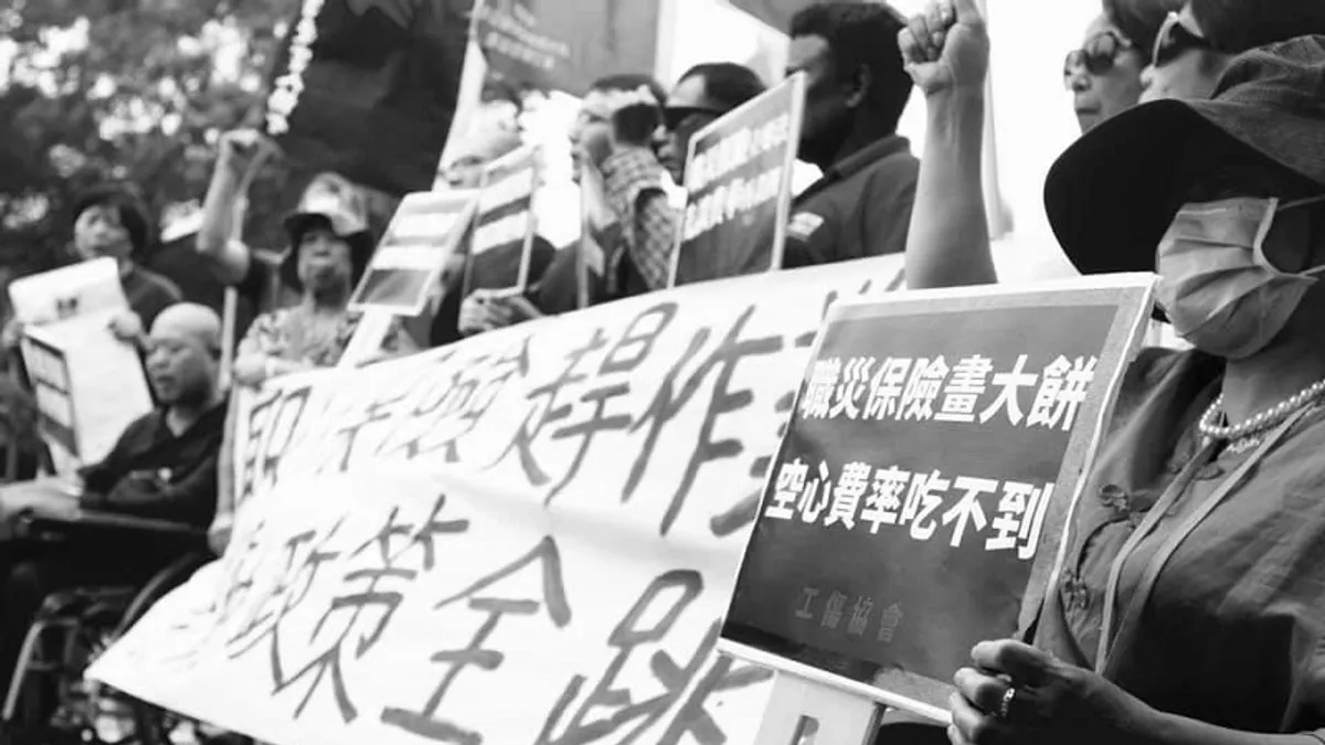 圖為2019年4月28日國際工殤日,工傷協會針對職災保險單獨立法,要求官方務實提列預防、補償、重建之雇主保費,幾年來,未獲正面回應。目前勞動部提出草案,費率根本與現行勞保規定沒兩樣(攝影/張榮隆,取自工傷協會臉書粉絲頁)