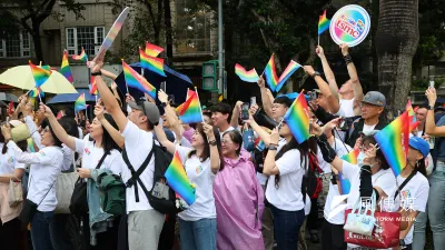 同志伴侶在面對家人時,經常會被誤解而產生衝突。圖為2025台灣同志遊行。(資料照,顏麟宇攝)