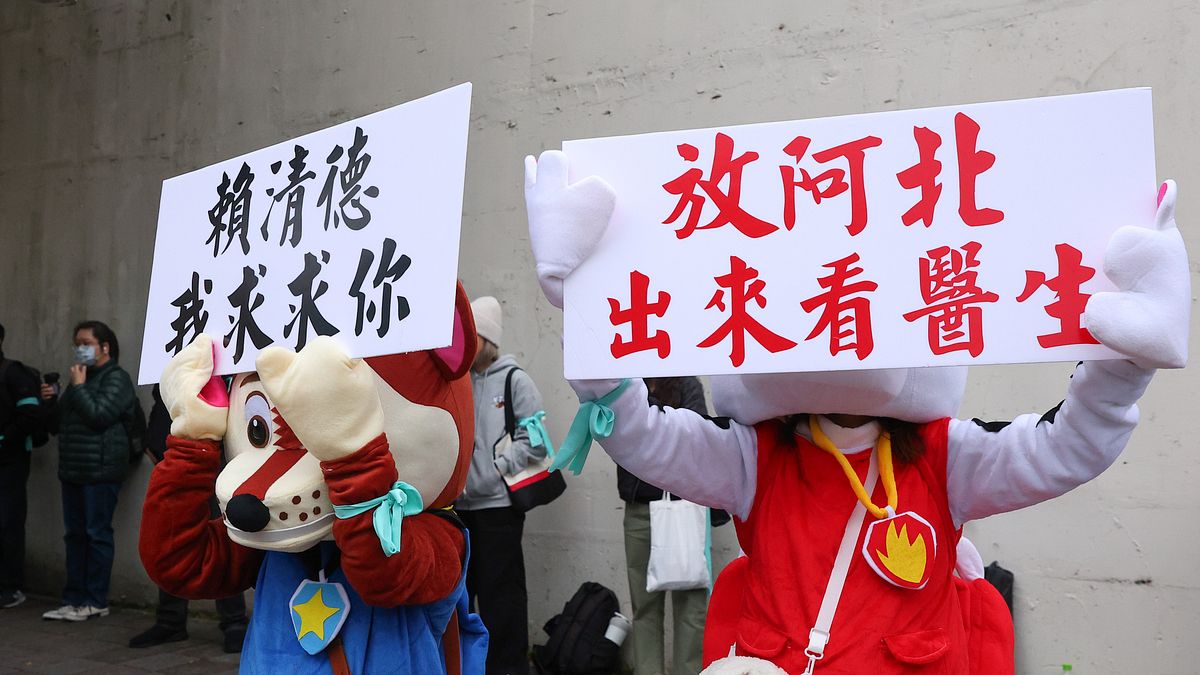 台北看守所證實,前民眾黨主席柯文哲今日第三度戒護就醫。圖為民眾黨支持者高舉標語。(資料照,顏麟宇攝) 台北看守所證實,前民眾黨主席柯文哲今日第三度戒護就醫。圖為民眾黨支持者高舉標語。(資料照,顏麟宇攝)